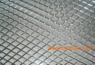 金屬護(hù)欄、小鋼板網(wǎng)與噴塑鋼板網(wǎng) 生產(chǎn)、價(jià)格與鋼格板對(duì)比全解析